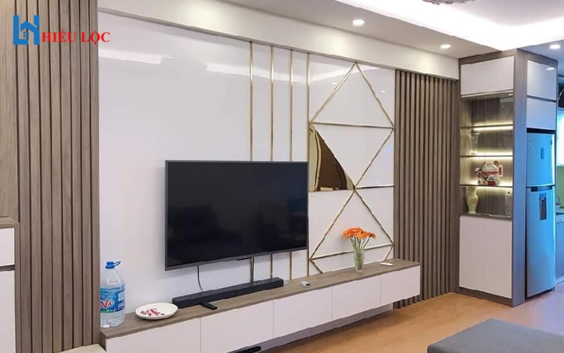 Phòng khách với tấm ốp nhựa trang trí tường màu xám nhạt.